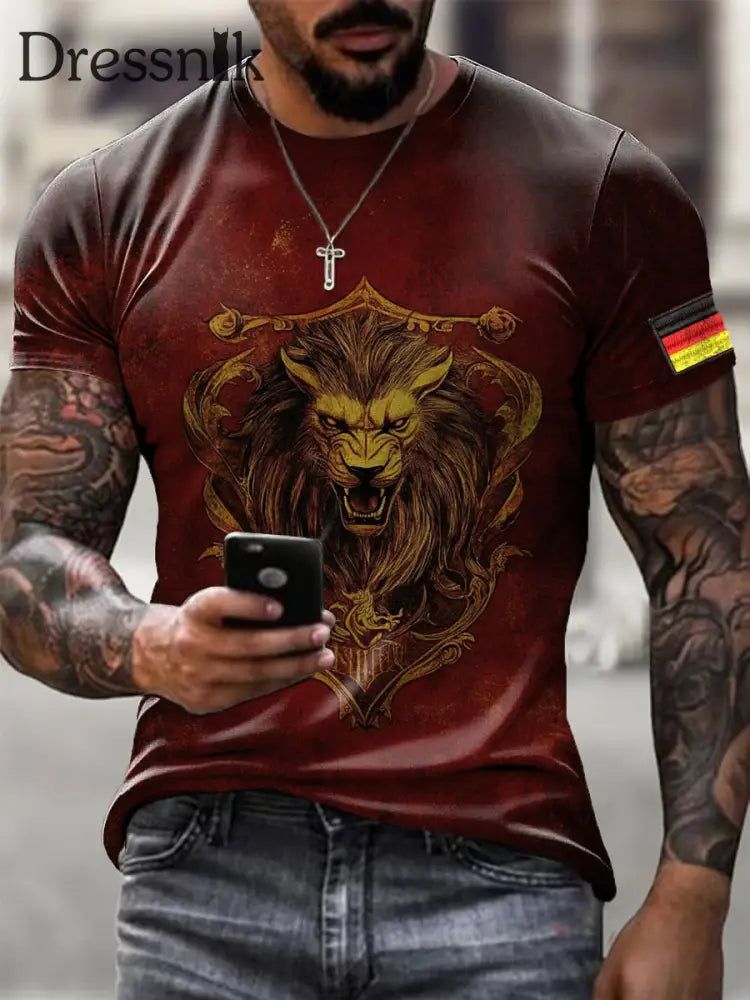 Herren Reich verzierte Gold Löwe Deutschland Flagge Druck T-Shirt mehrfarbig / S