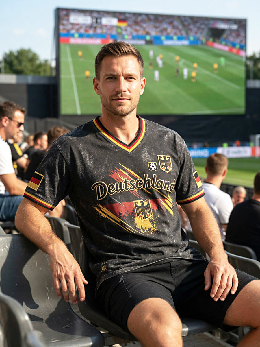 Herren-T-Shirt in Schwarz mit klassischem deutschen Fußball-Print, lässiger V-Ausschnitt