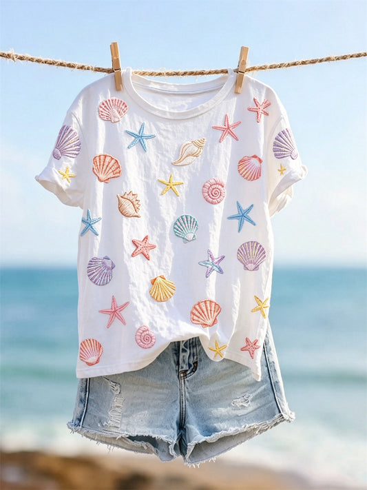 Damen-T-Shirt mit farbenfrohem Muster aus Seesternen und Muscheln, kurzärmelig