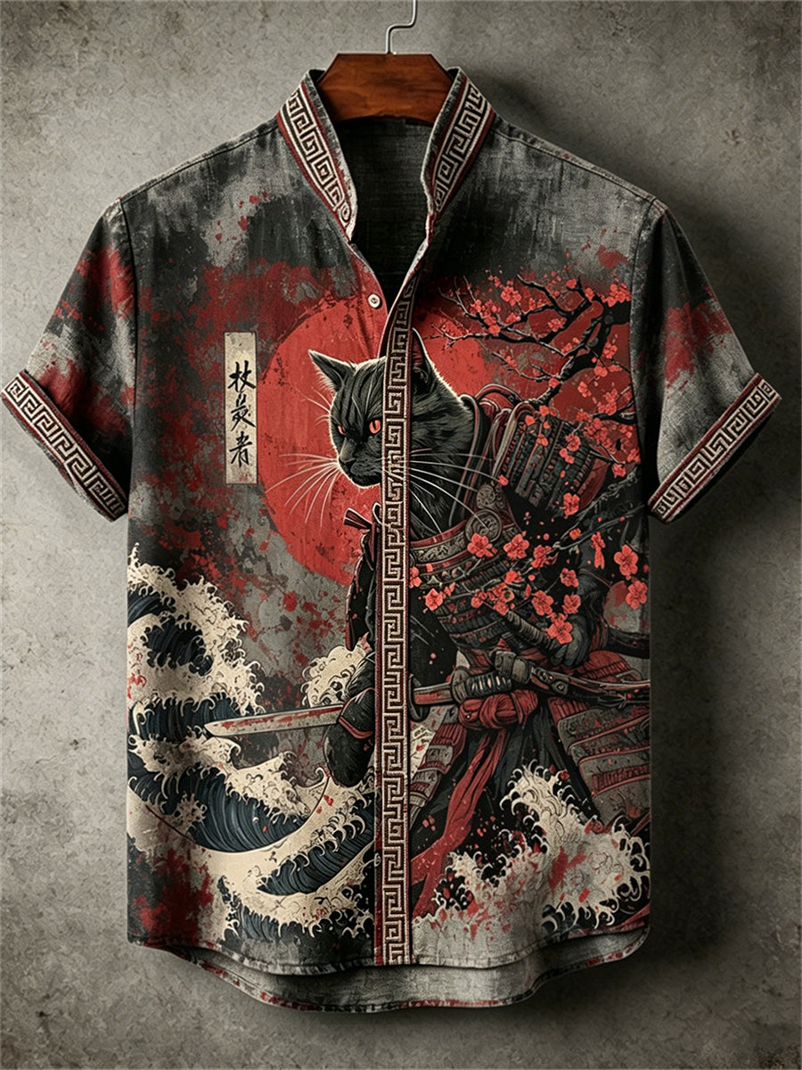 Herren-Shirt mit Katze, Samurai, Pflaumenblüten und blutigem Sonnenaufgang-Print