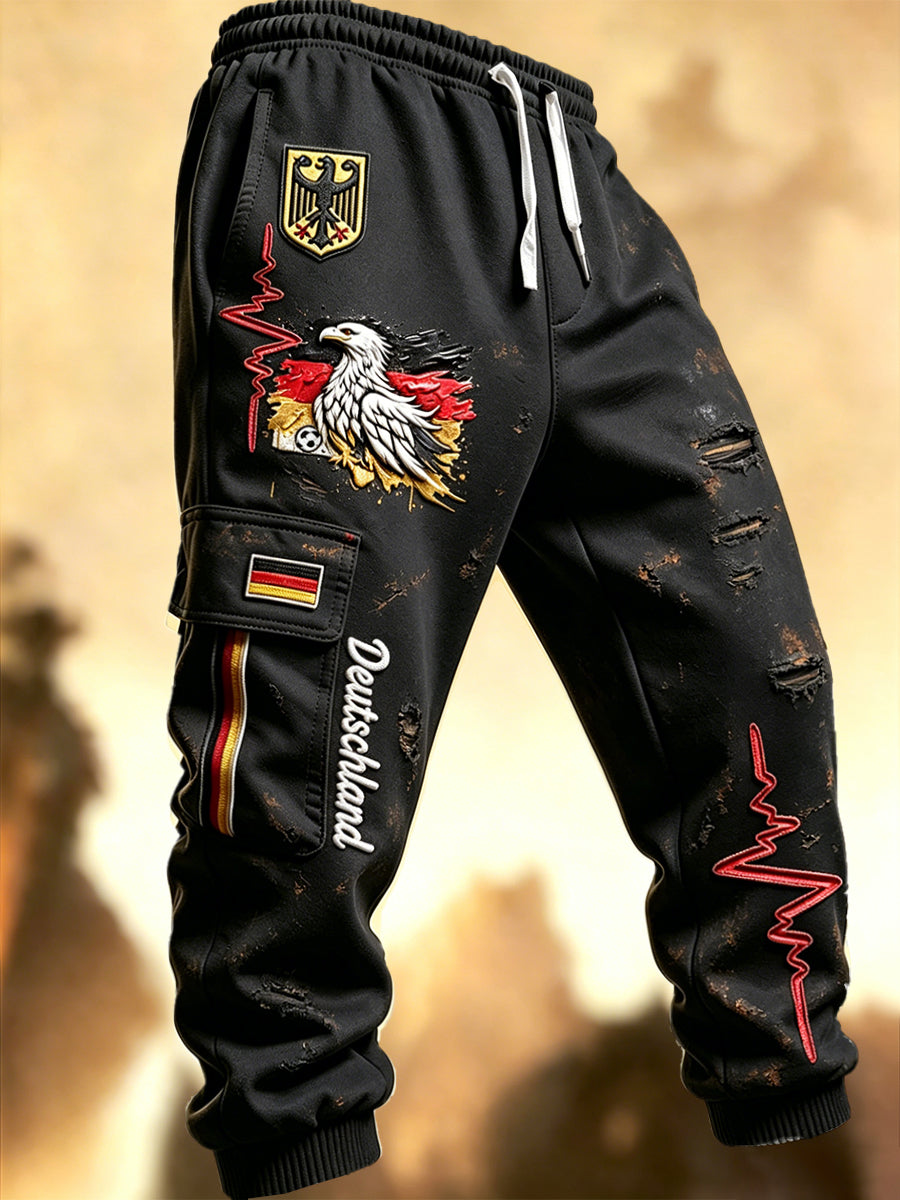 Herrenhose in Schwarz mit deutschem Fußball-Print, im Used-Look, lässig und sportlich