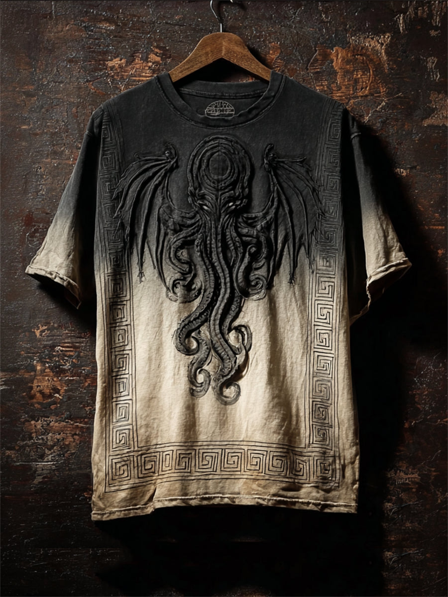Herren-T-Shirt mit dunklem Cthulhu- und Großen-Alten-Motiv, Kontrastverlauf und kurzen Ärmeln
