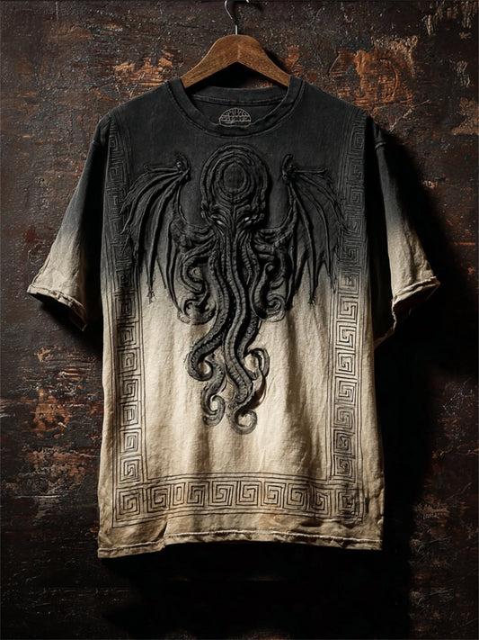 Herren-T-Shirt mit dunklem Cthulhu- und Großen-Alten-Motiv, Kontrastverlauf und kurzen Ärmeln