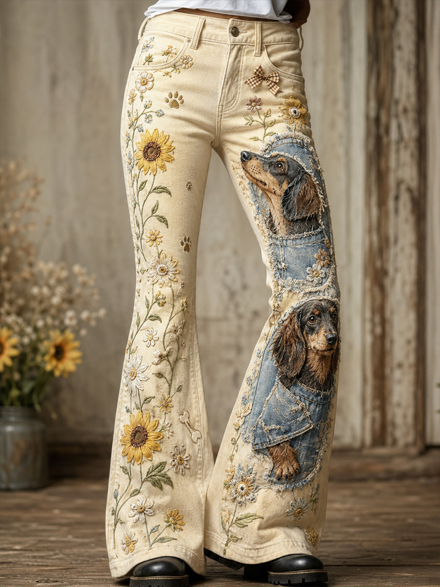 Damenhose mit süßem Sonnenblumen-Dackel-Collage-Kunstdruck und ausgestelltem Bein