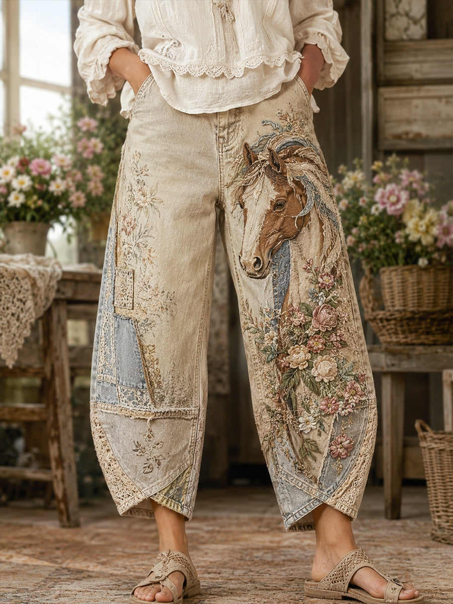 Damen-Vintage-Hose mit aufgesetztem Collage-Print aus Pferde- und Blumenmotiven, ausgestellte Form