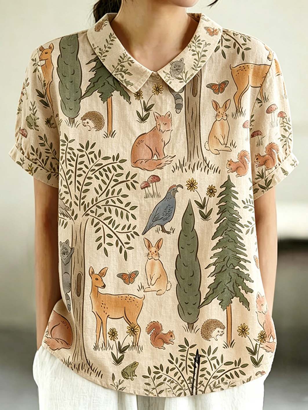 Damenbluse mit Waldtiermuster, kurzärmelig, Puppenkragen