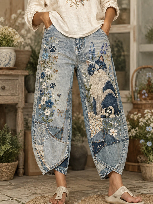 Damenhose mit süßem Kätzchen- und Blumen-Collage‑Artprint, ausgestellt geschnitten