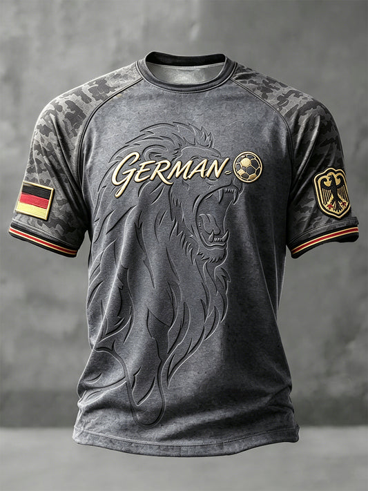 Herren-T-Shirt in Grau, Freizeitstil, mit Camouflage-Patchwork-Print und deutschem Fußball-Löwenmotiv