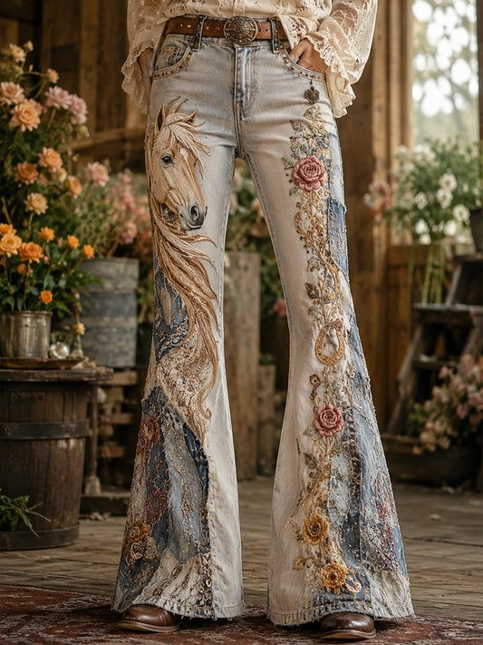 Damen-Hose im Vintage-Stil mit Blumen- und Pferde-Collage-Druck, ausgestellt geschnitten