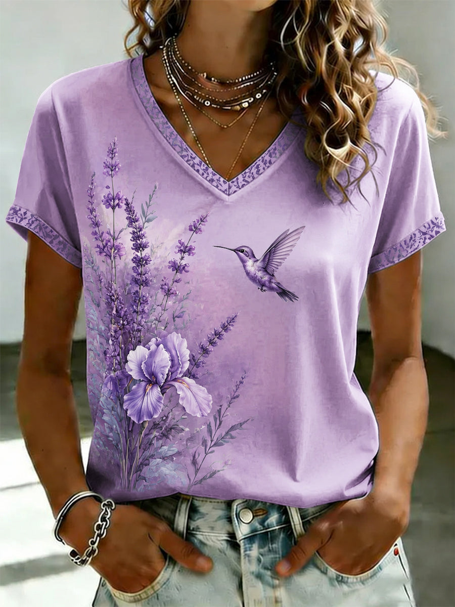 Damen-T-Shirt mit violetter Blumen-Print-Optik und V-Ausschnitt