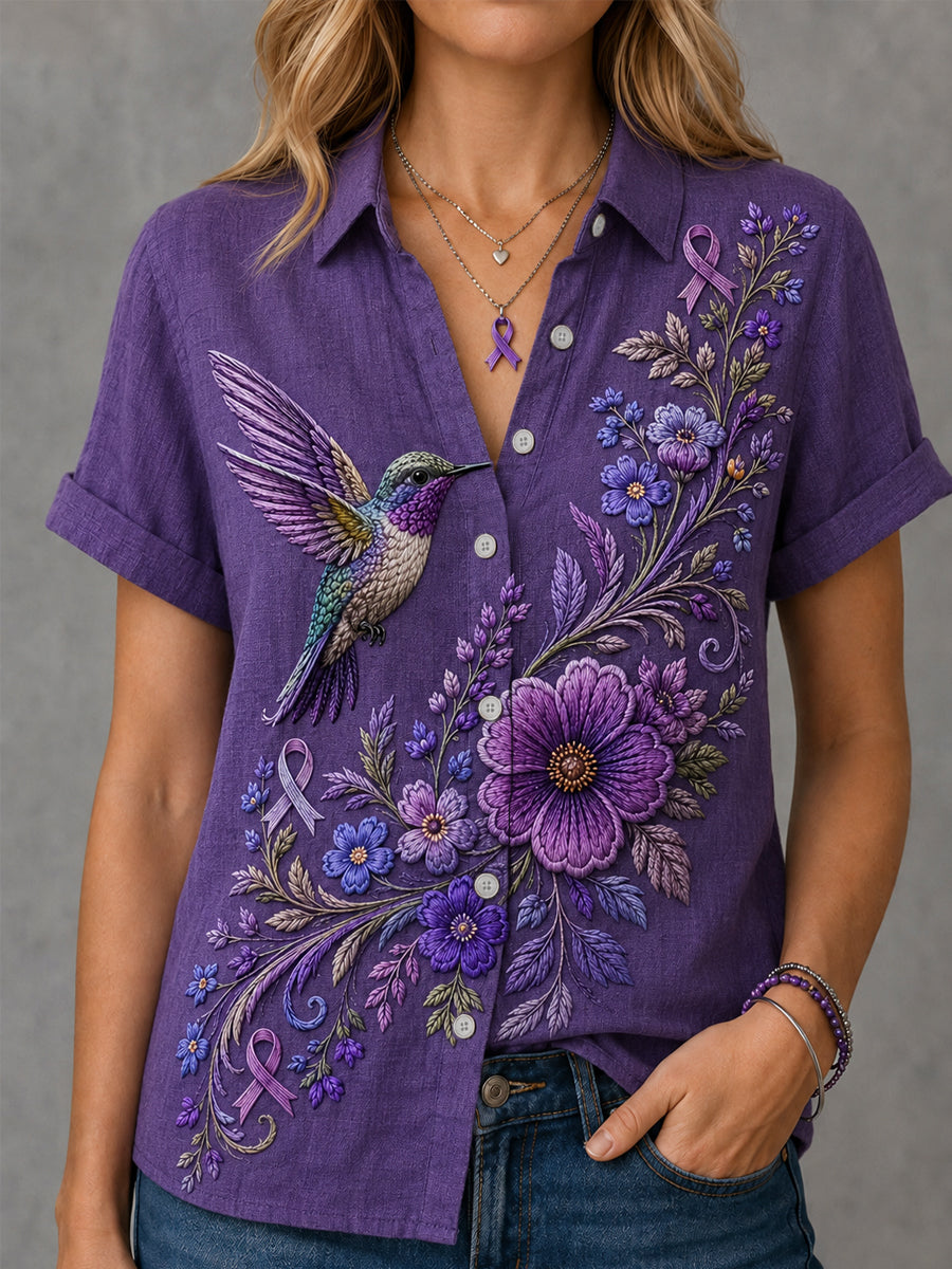 Damen-Shirt in Lila mit Blumen- und Kolibri-Print zur Sensibilisierung für Alzheimer