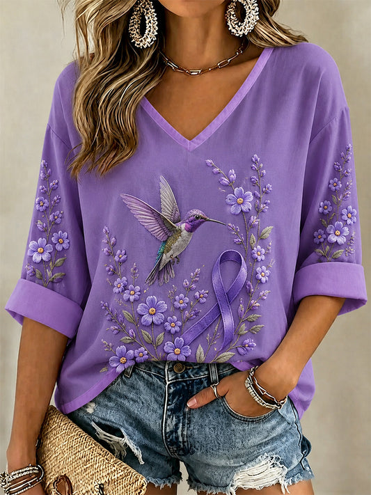 Damen-T-Shirt mit violetter Blumen- und Kolibri-Print-Aufschrift zur Sensibilisierung für Alzheimer, V-Ausschnitt