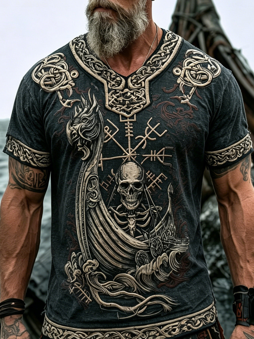 Herren-T-Shirt aus Baumwolle und Leinen mit aufgedrucktem Retro-Motiv eines Wikinger-Piraten-Schädels