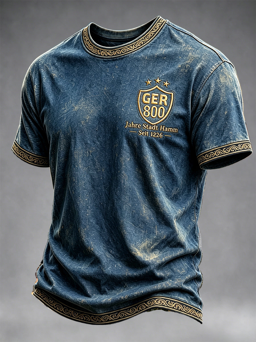 Herren-T-Shirt in Tiefblau im Retro-Stil, deutscher Hamm‑Schriftzug, 800. Jubiläums‑Gedenkdruck, lässig