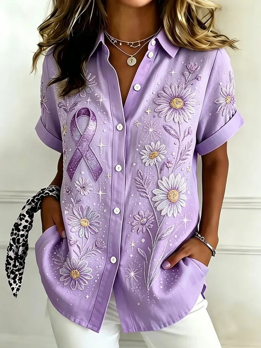 Damen-Shirt in Lila mit Blumen- und Kolibri-Print zur Sensibilisierung für die Alzheimer-Krankheit