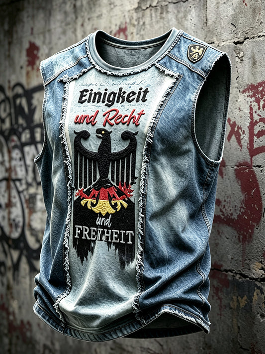 Herrenweste in Blau mit deutschem Adler- und Fußballmotiv, aus Denim-Patchwork, lässiger Schnitt, bequem geschnitten