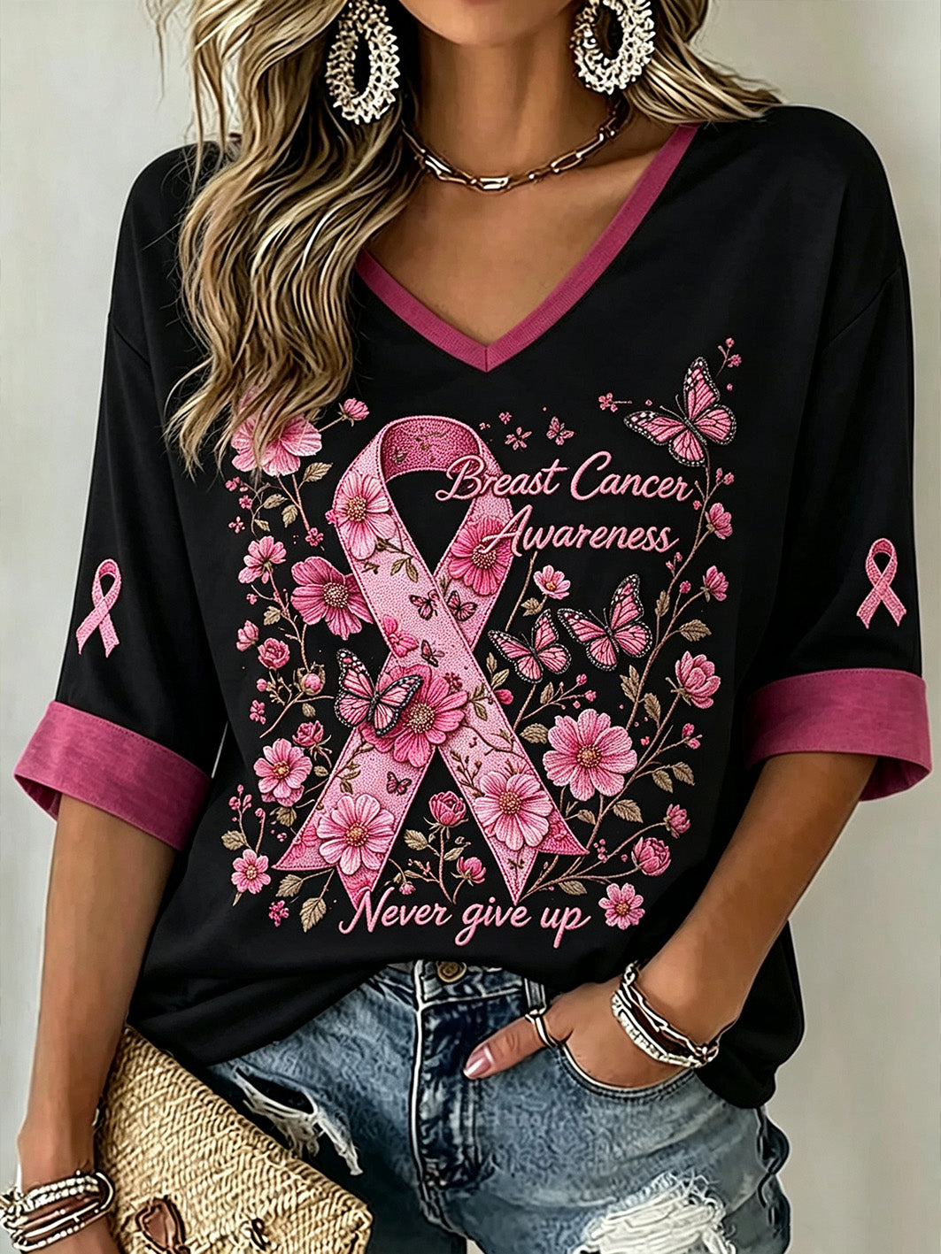 Damen-T-Shirt zum Brustkrebsbewusstsein mit Hauptmuster, mittellangen Ärmeln und V-Ausschnitt