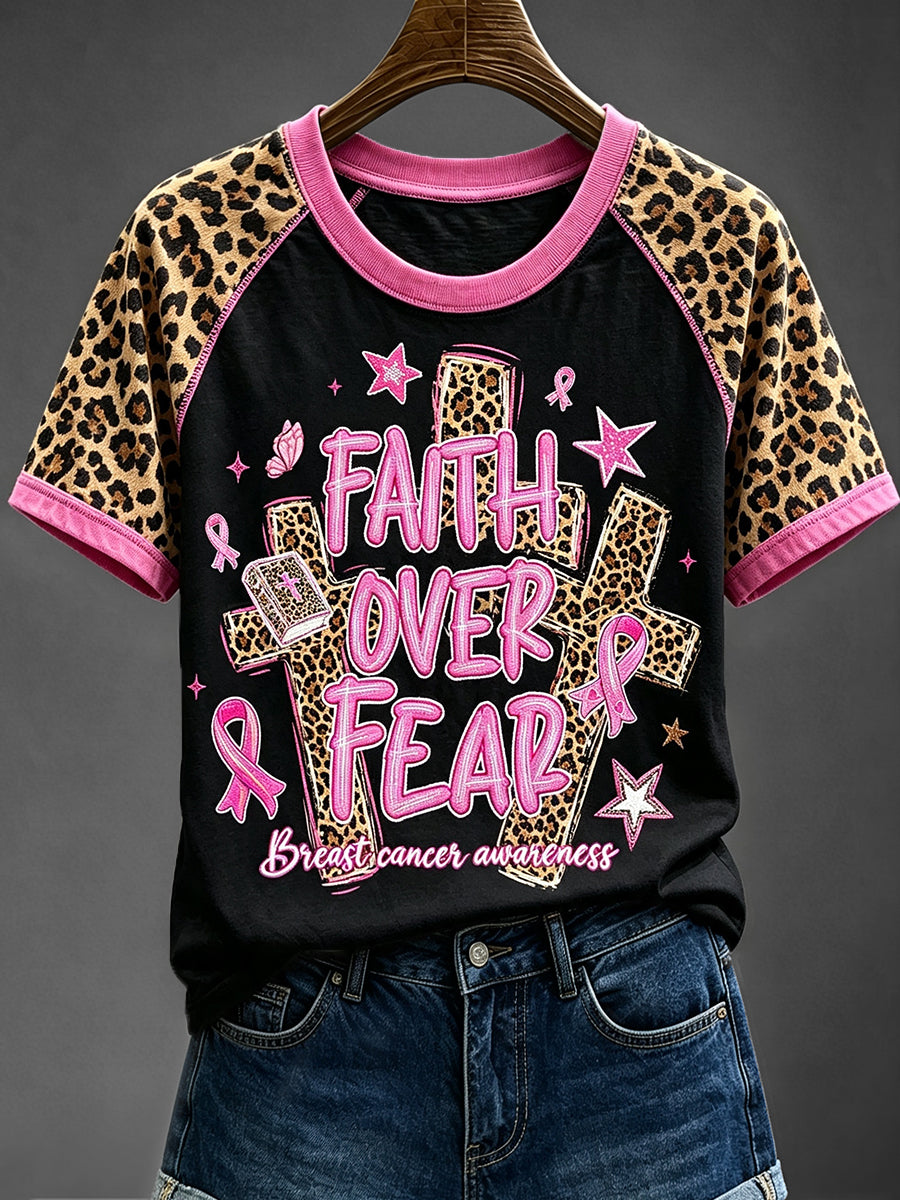Frauen-T-Shirt mit Leopardenmuster und Kurzärmeln zum Thema Glaube statt Angst – Brustkrebsbewusstsein