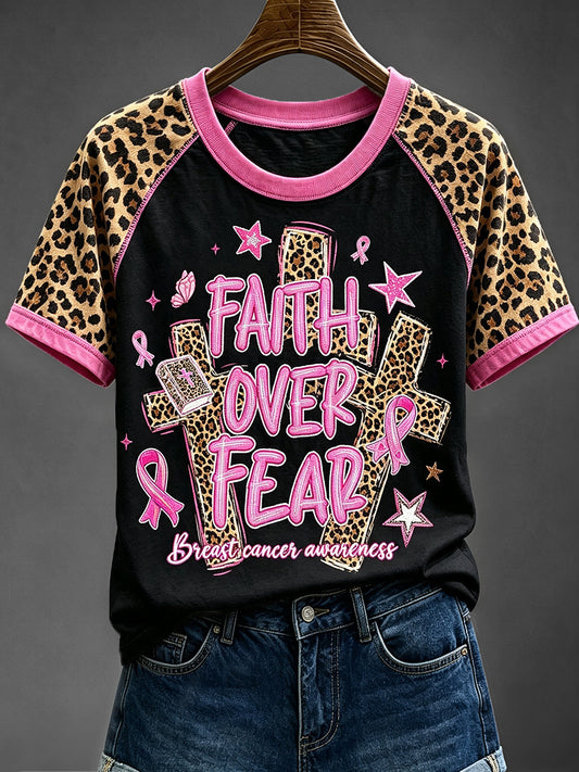 Frauen-T-Shirt mit Leopardenmuster und Kurzärmeln zum Thema Glaube statt Angst – Brustkrebsbewusstsein
