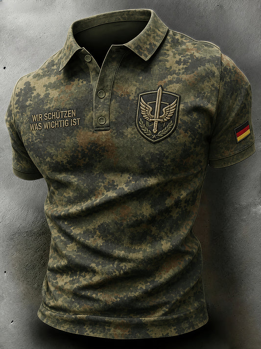 Herren-Poloshirt mit kurzen Ärmeln und militärischem Gedenkdruck