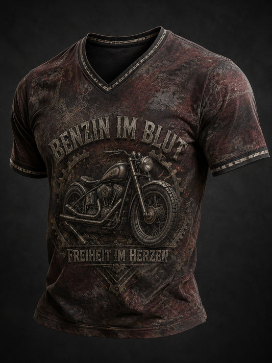 Herren-T-Shirt mit Aufdruck „BENZIN IM BLUT FREIHEIT IM HERZEN“ und V-Ausschnitt